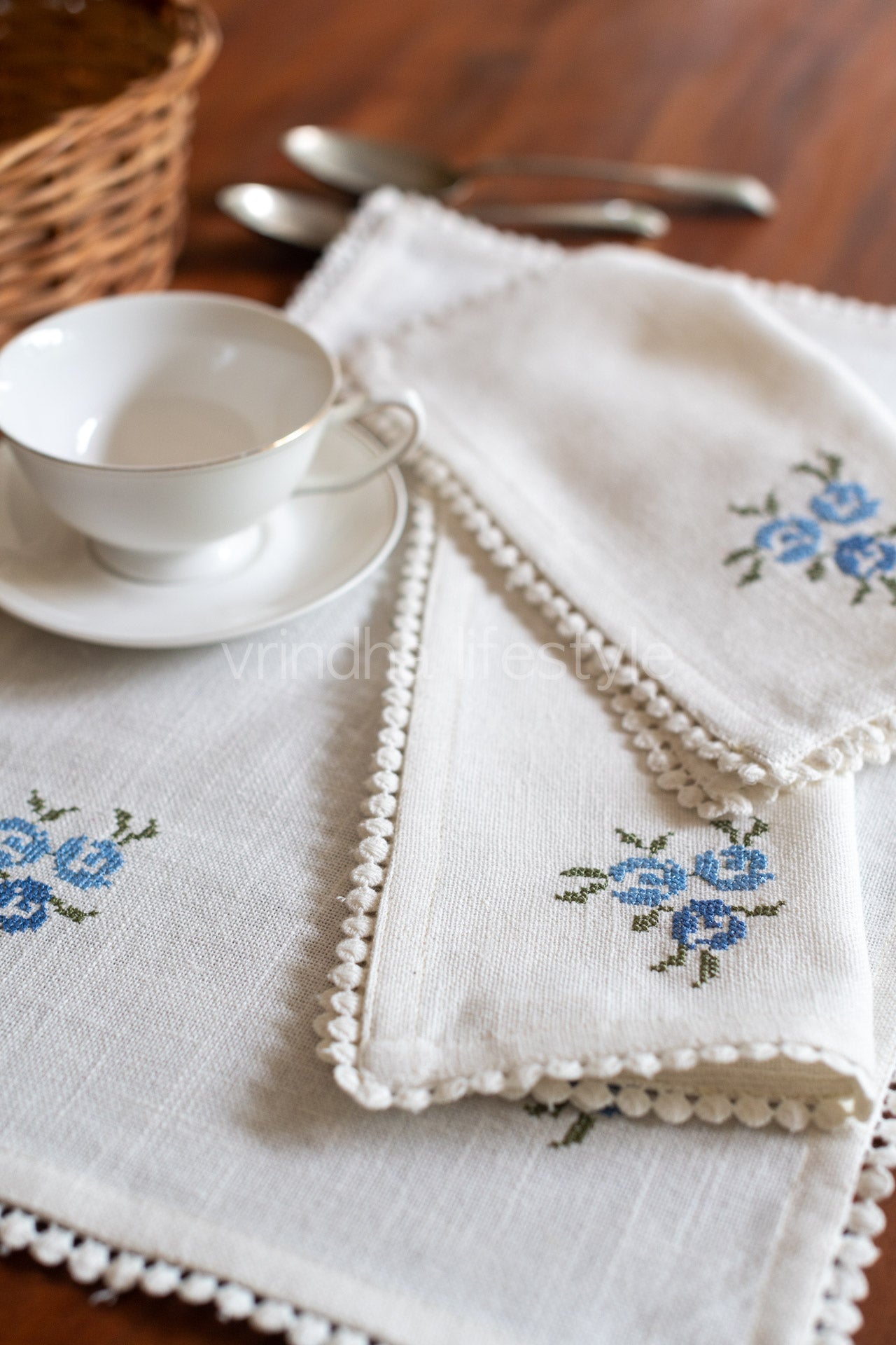 Embroidered Cotton tray mat with two cocktail napkins