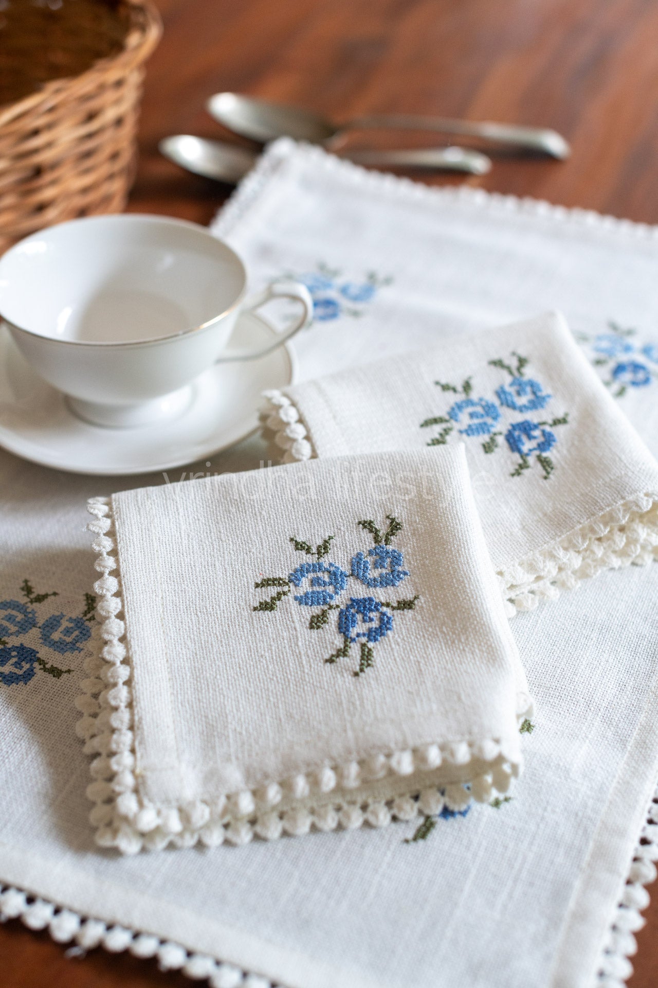 Embroidered Cotton tray mat with two cocktail napkins