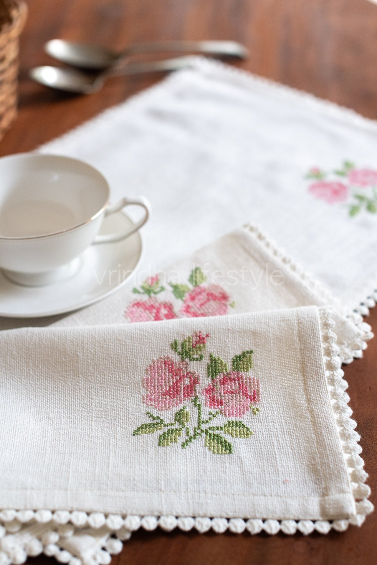 Embroidered Cotton tray mat with two cocktail napkins