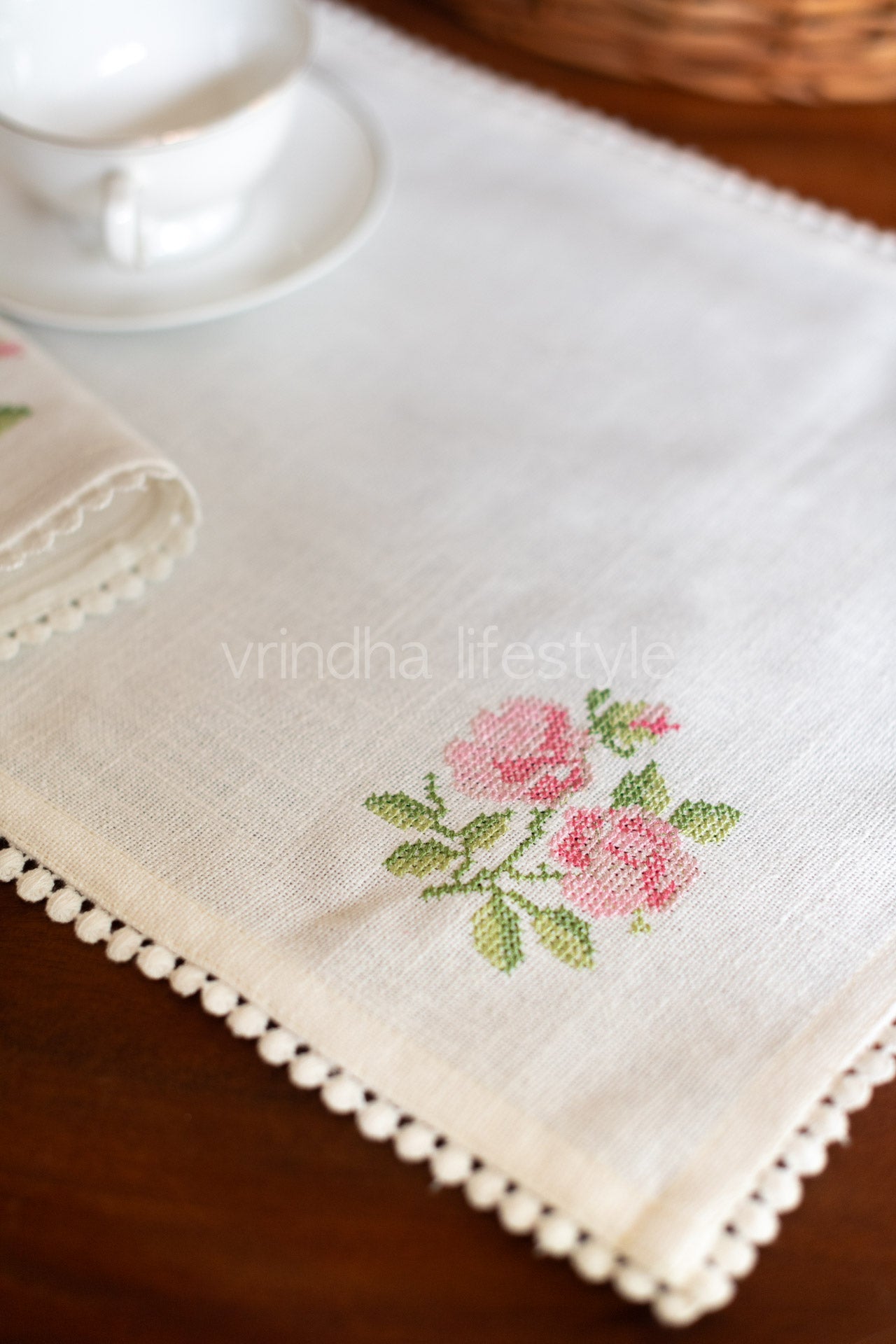 Embroidered Cotton tray mat with two cocktail napkins