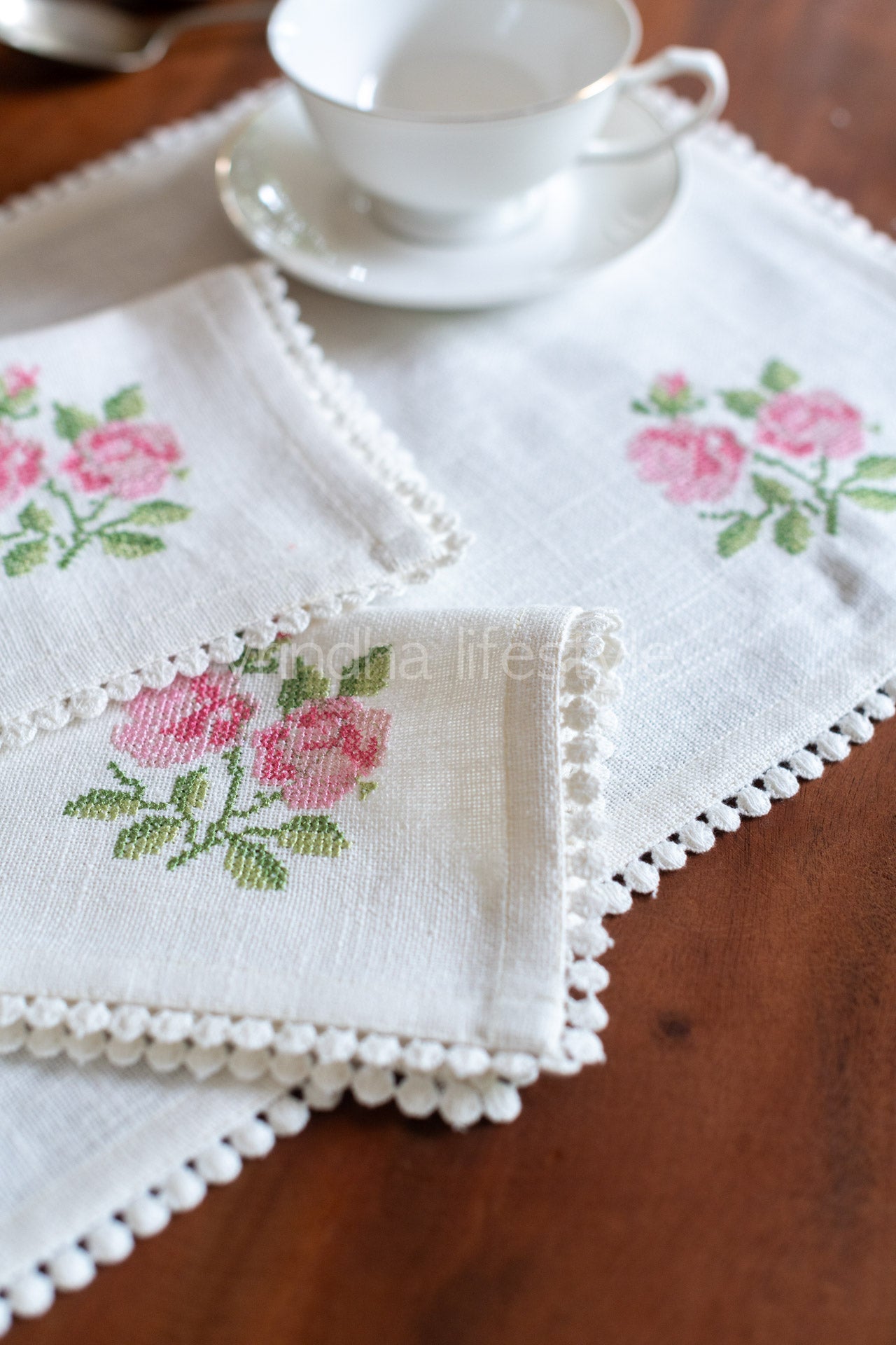 Embroidered Cotton tray mat with two cocktail napkins