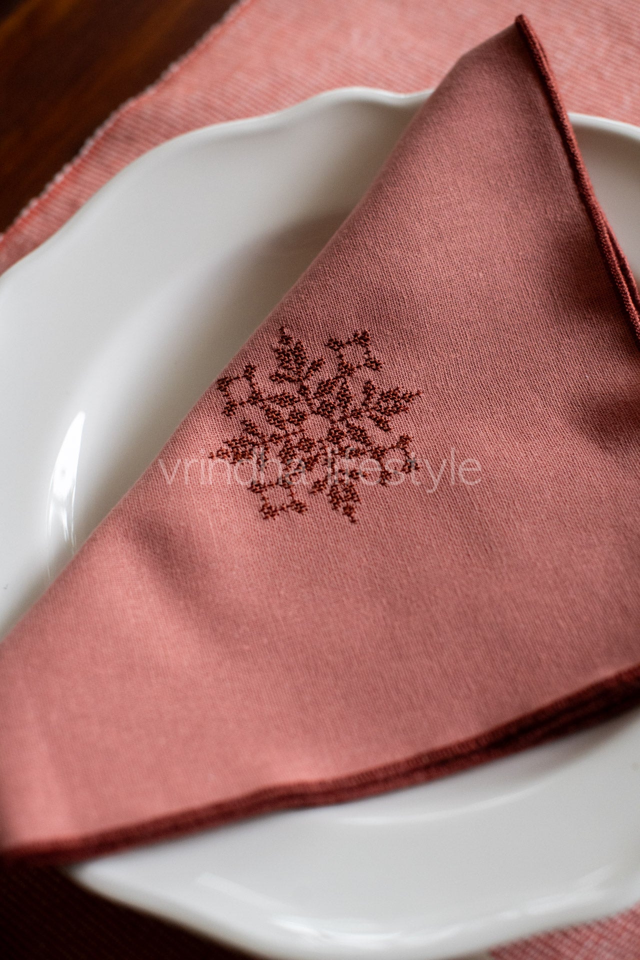 PLACEMATS AND NAPKINS-Set of 6 placemats and 6 embroidered napkins