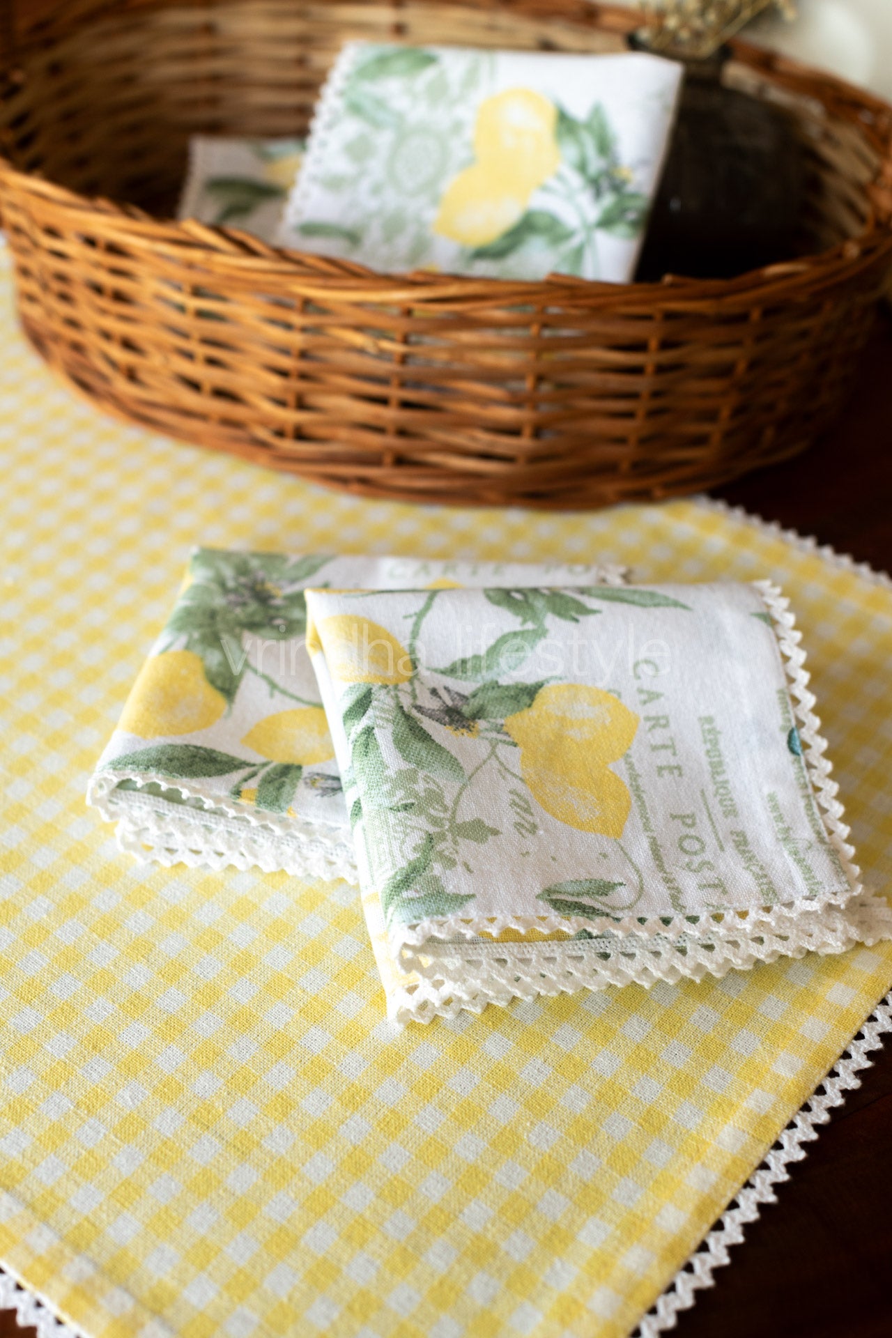 Cotton tray mat with two cocktail napkins