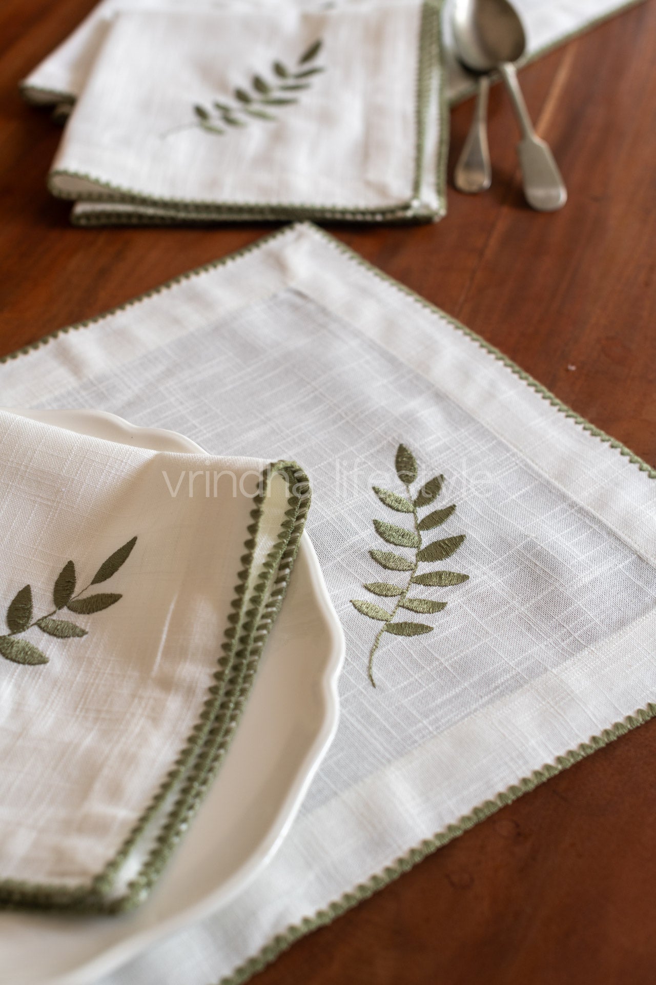 Embroidered place mat -Set of 2