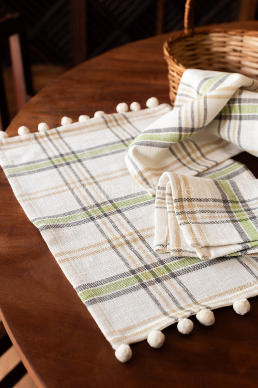 Cotton tray mat with two cocktail napkins