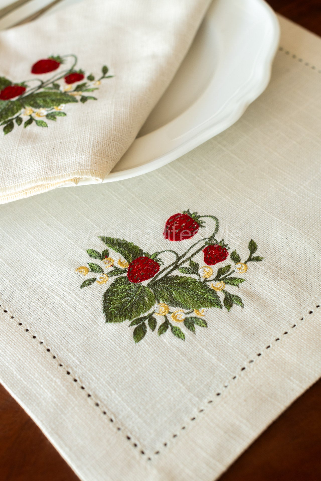 Embroidered place mat-Set of 2