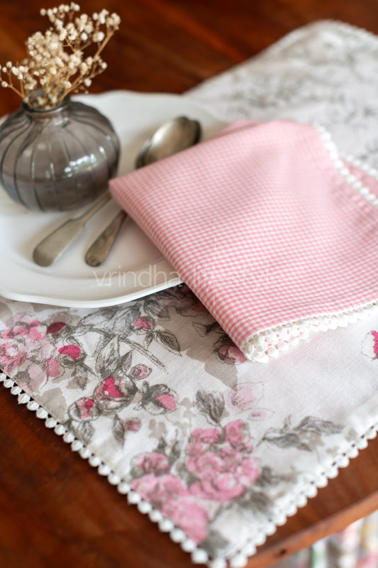 Reversible tray mat with two napkins