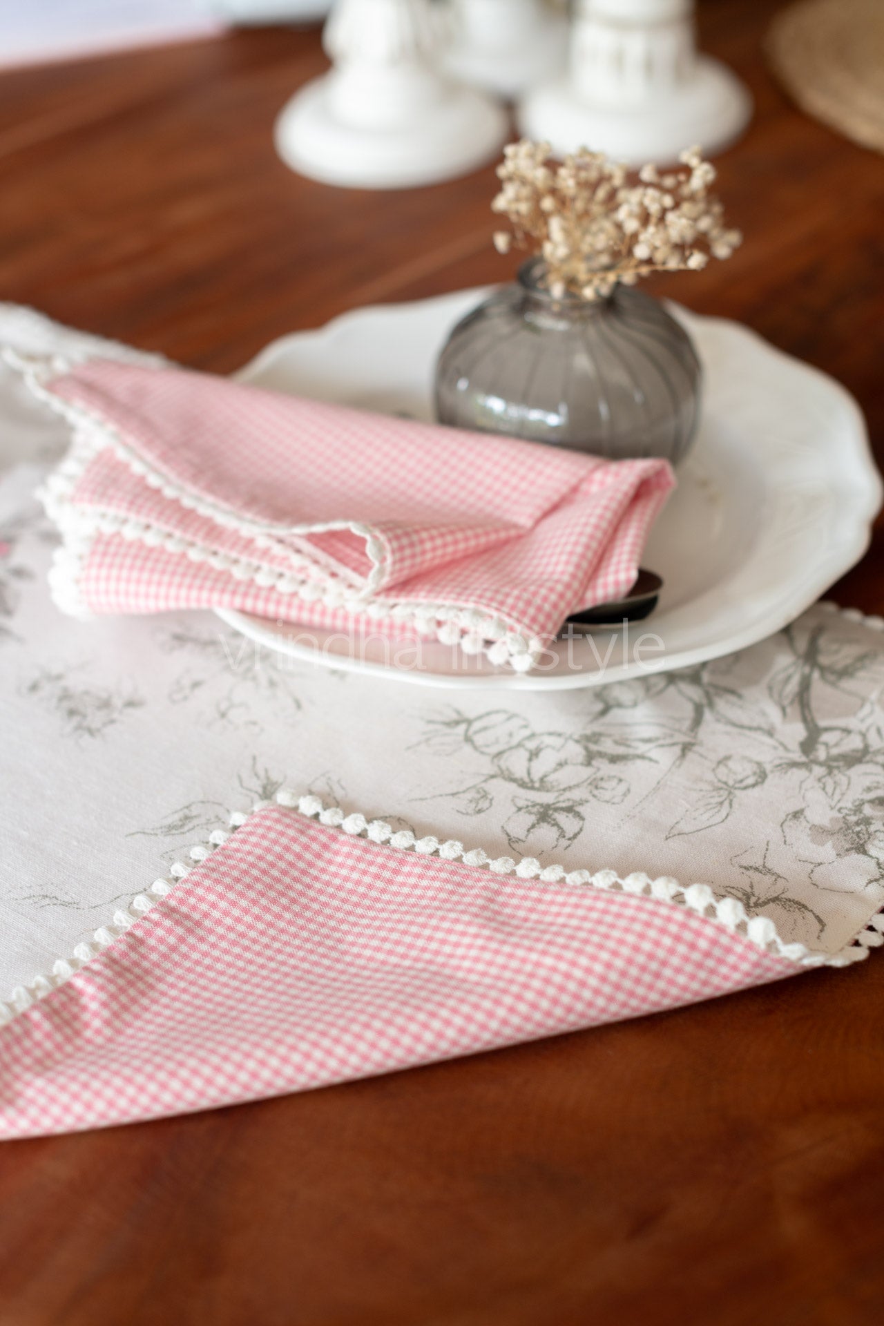 Reversible tray mat with two napkins