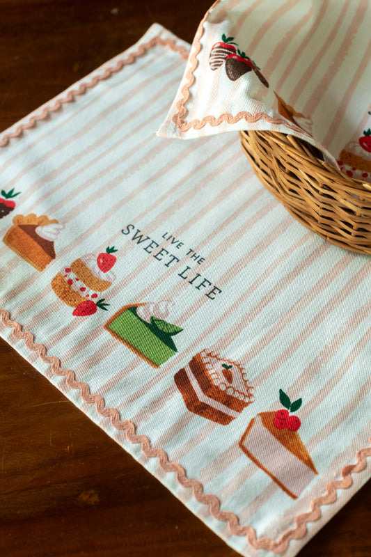 Cotton printed tray mat with lace detailing