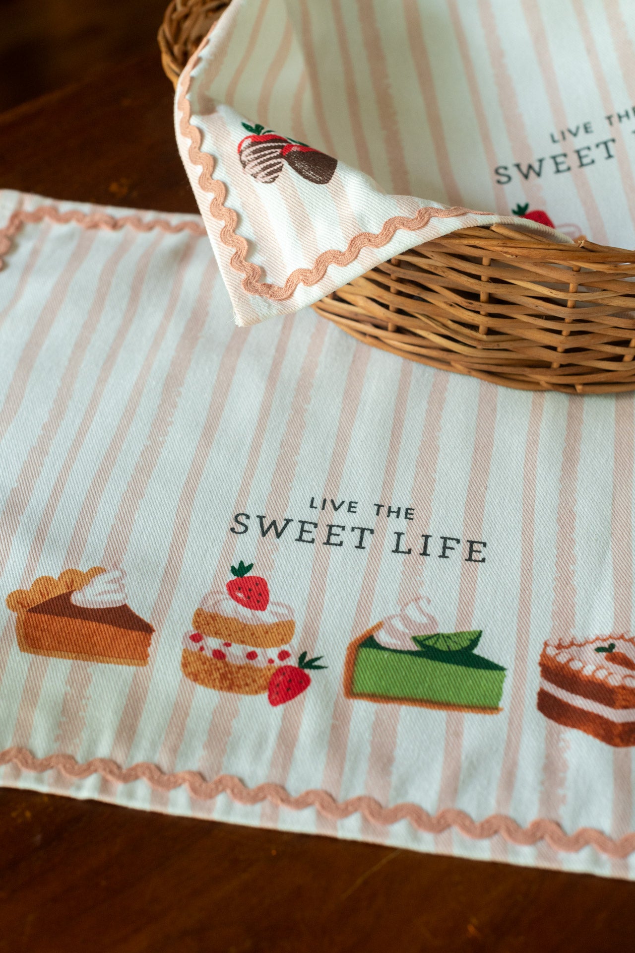 Cotton printed tray mat with lace detailing