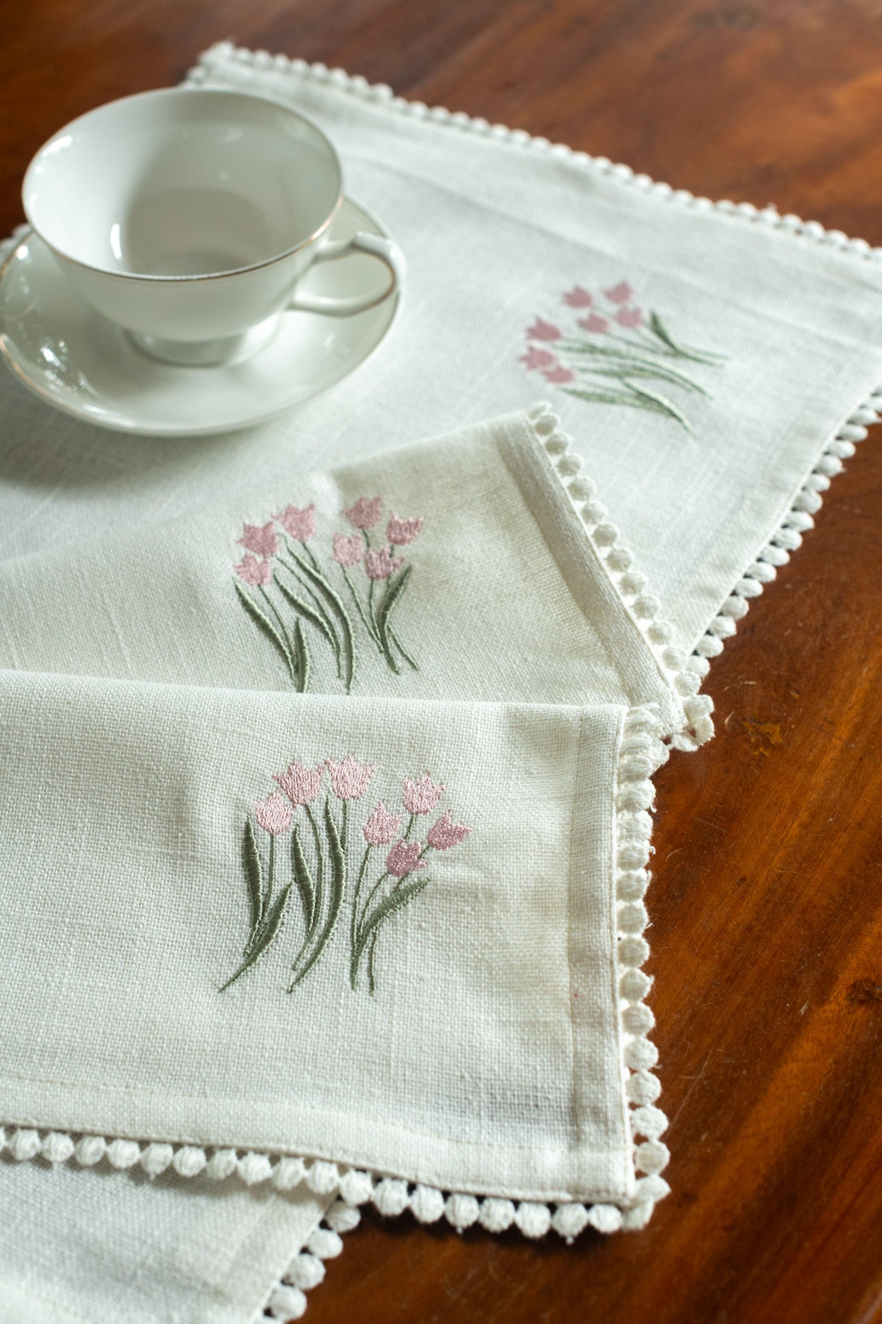 Embroidered Cotton tray mat with two cocktail napkins