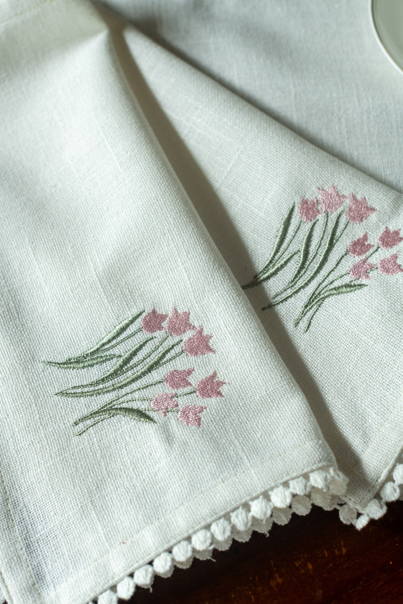 Embroidered Cotton tray mat with two cocktail napkins