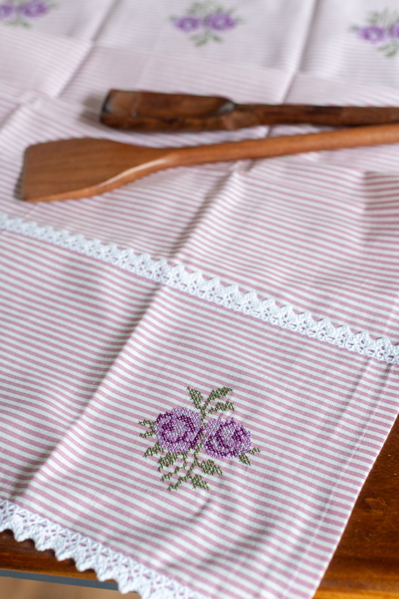 Fridge top cover-Cotton with embroidery and lace detailing