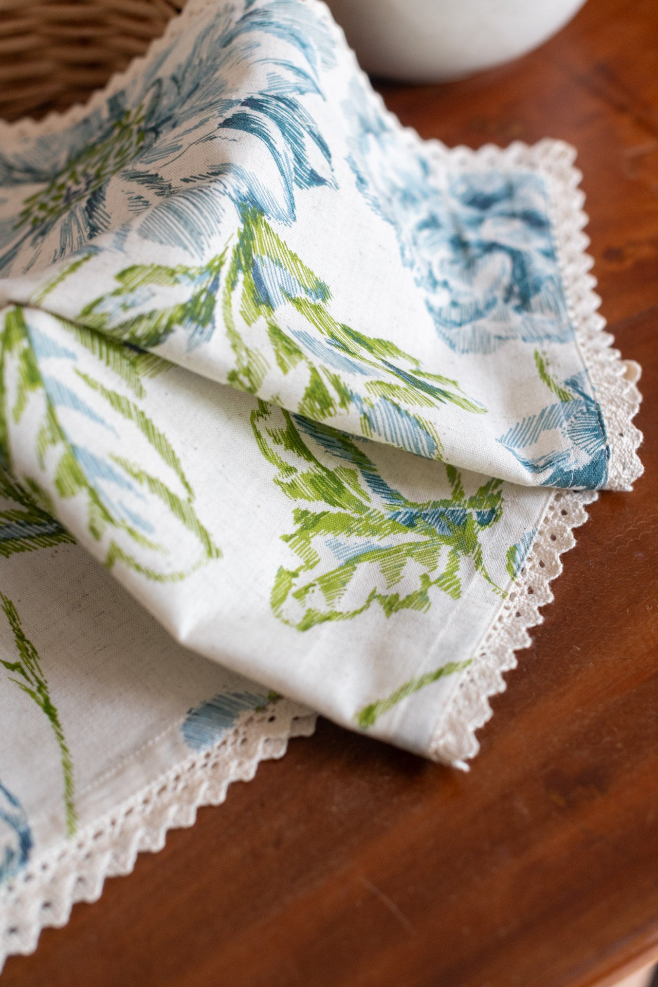 COTTON TABLE NAPKINS with and lace detailing - set of 6