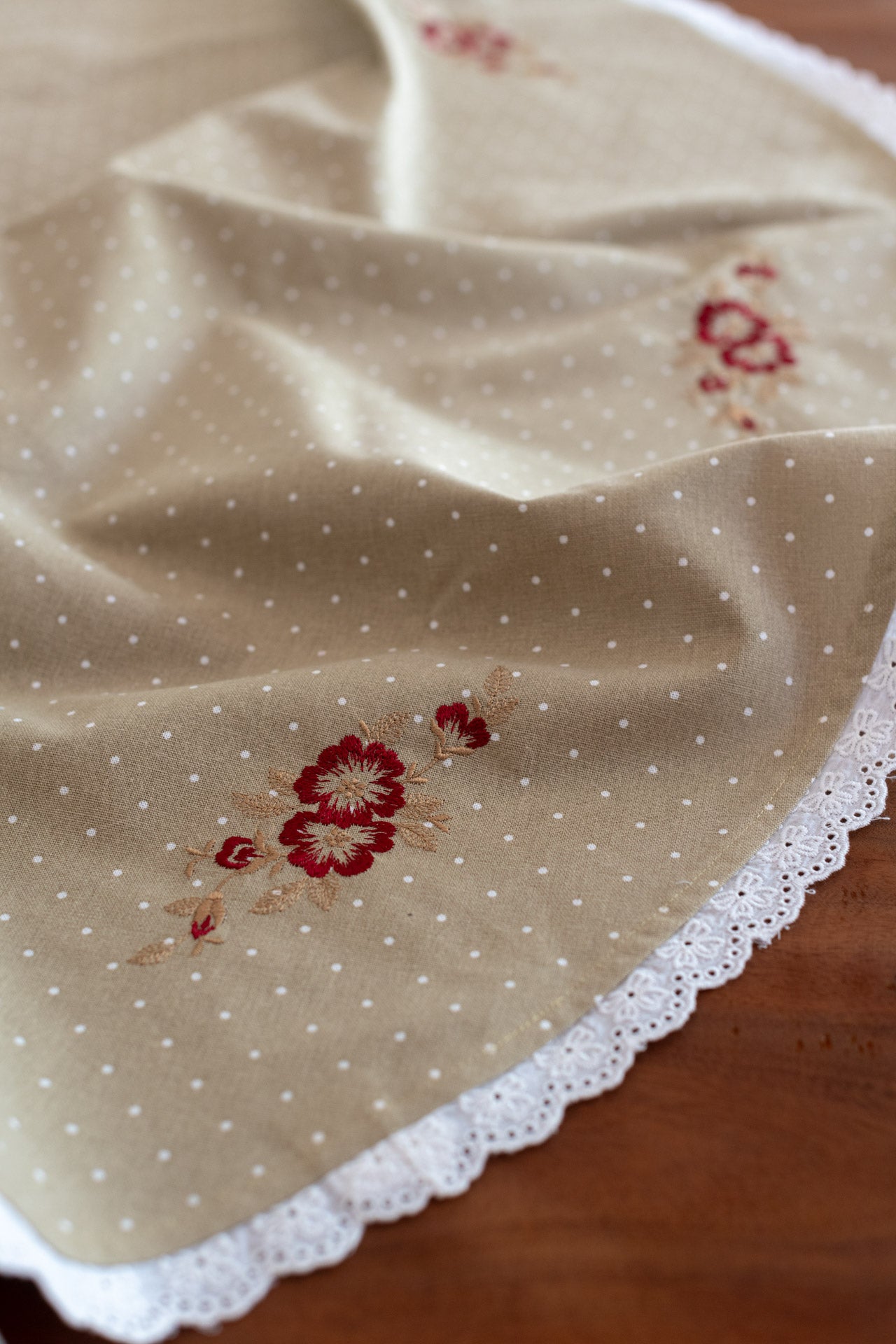 COTTON TABLE CLOTH with embroidery -round-43 inches
