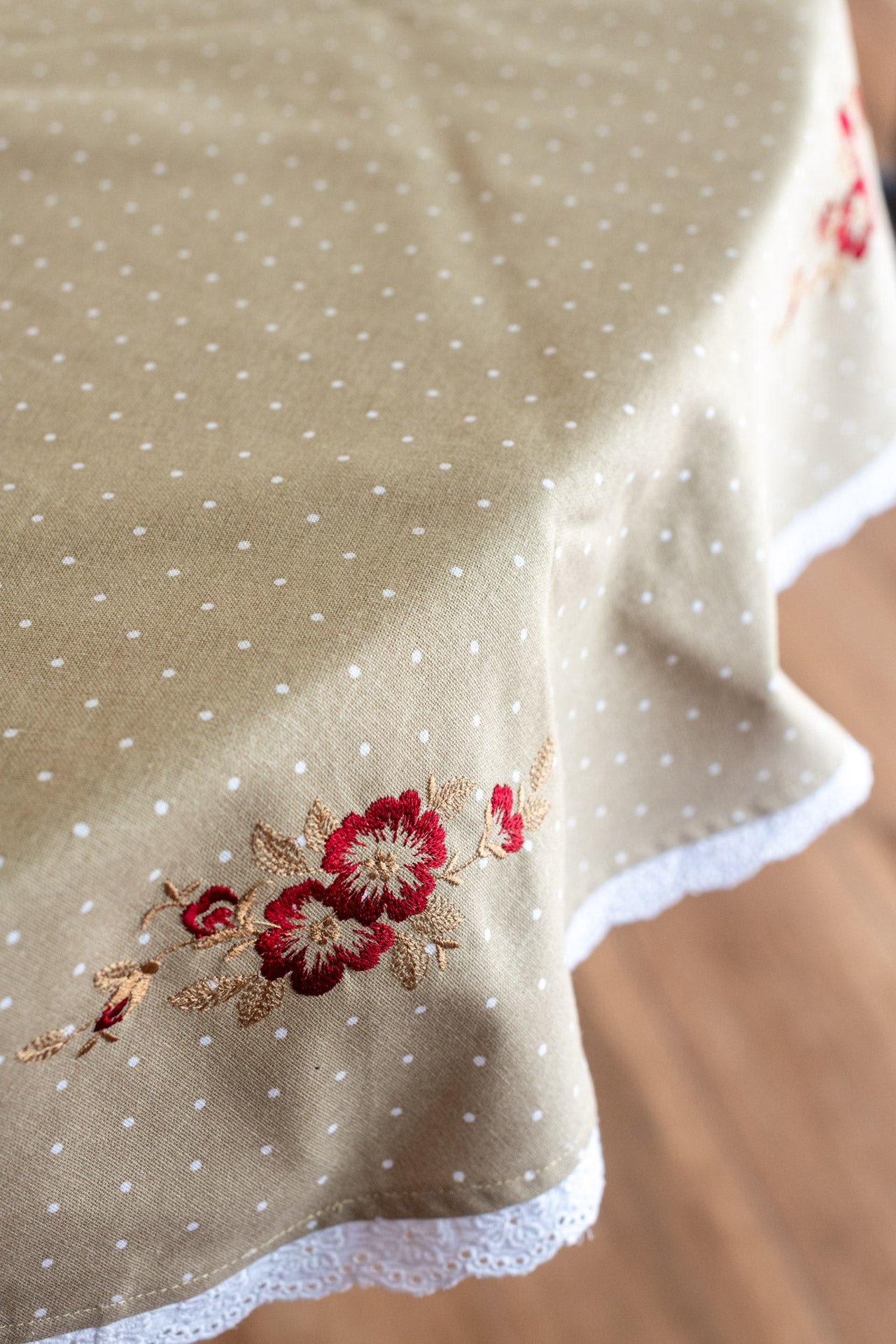 COTTON TABLE CLOTH with embroidery -round-43 inches