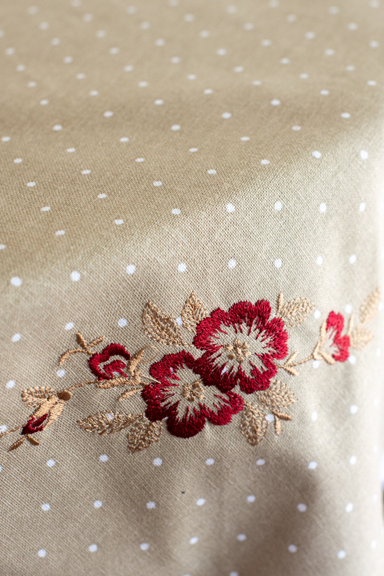 COTTON TABLE CLOTH with embroidery -round-43 inches