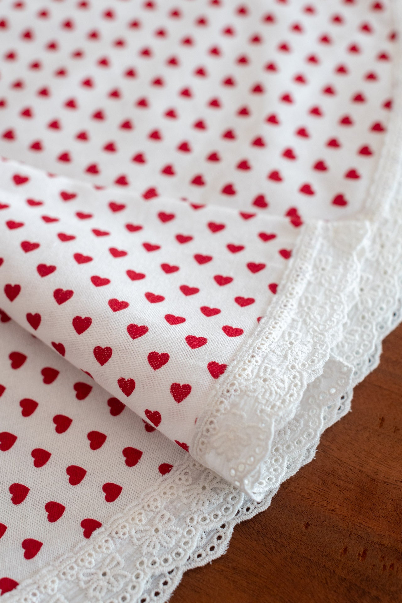 Cotton printed coffee table cloth with lace detailing