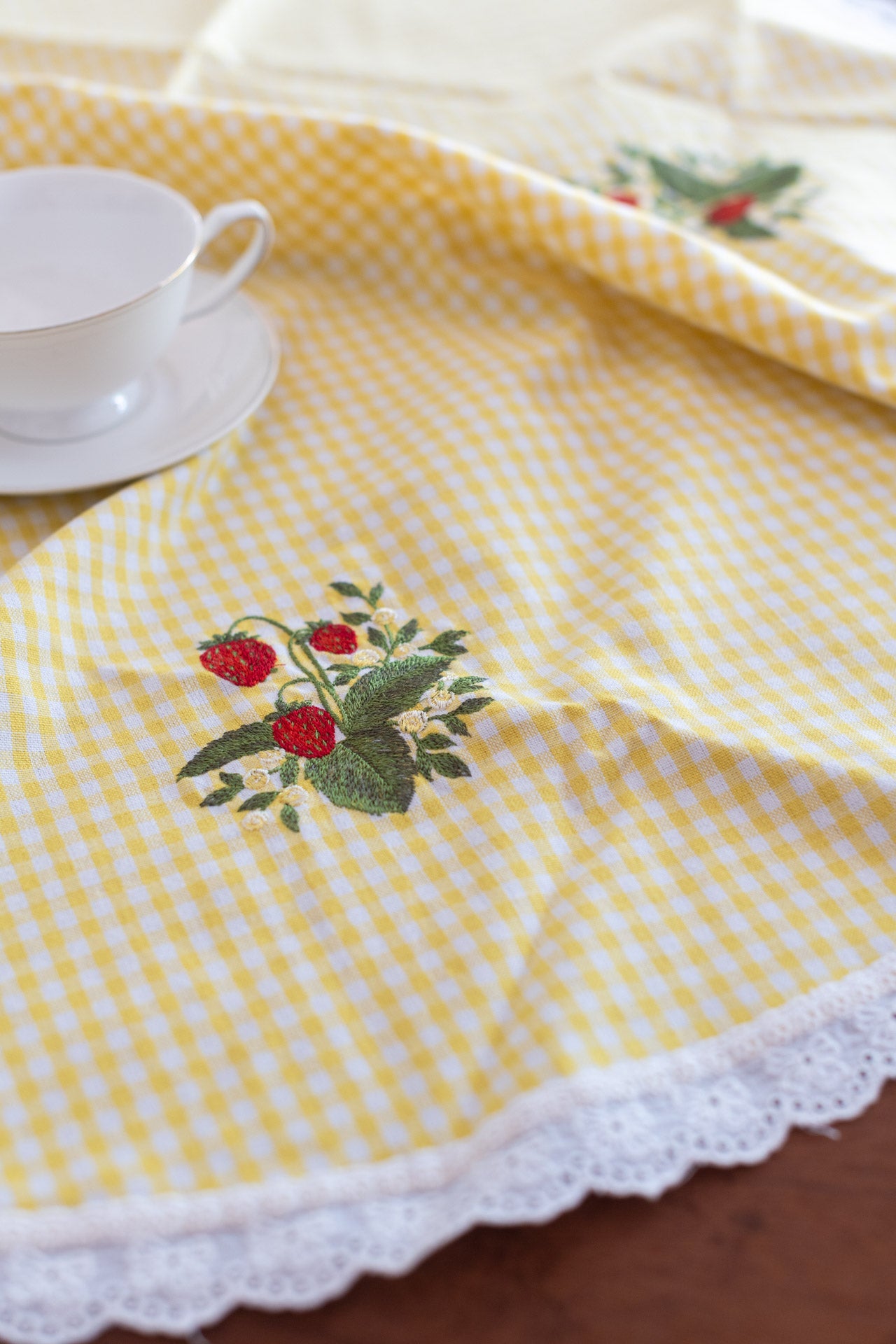 COTTON TABLE CLOTH with embroidery and lace detailing -round-34 inches