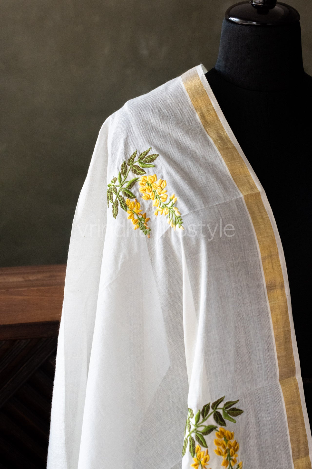 Embroidered Kerala Kasavu dupatta with tassels-Kanikonna