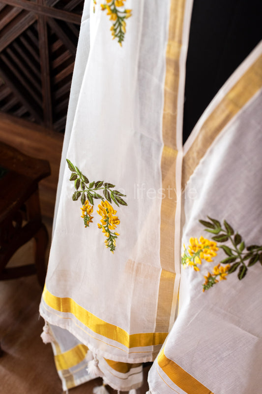 Embroidered Kerala Kasavu dupatta with tassels-Kanikonna