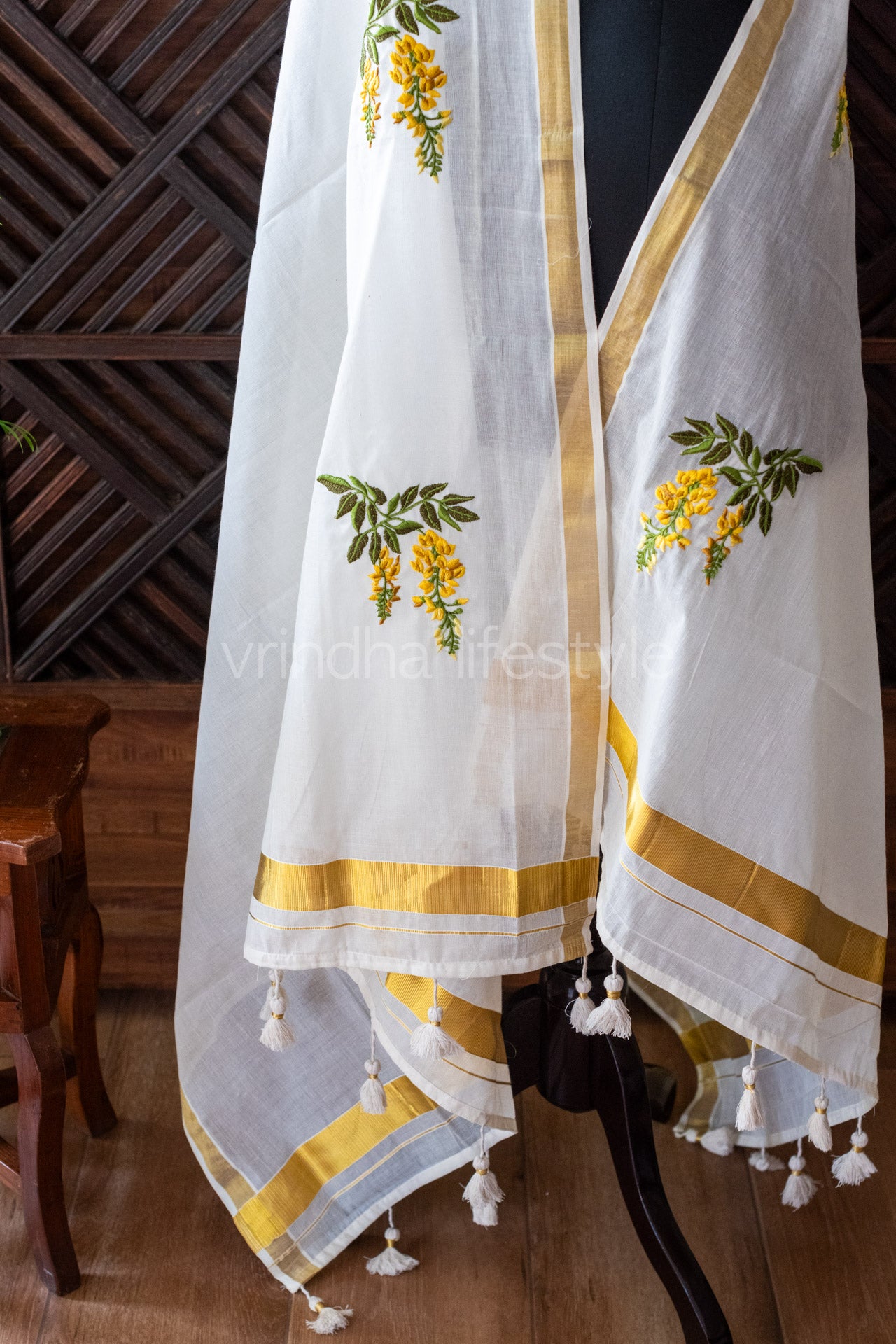 Embroidered Kerala Kasavu dupatta with tassels-Kanikonna