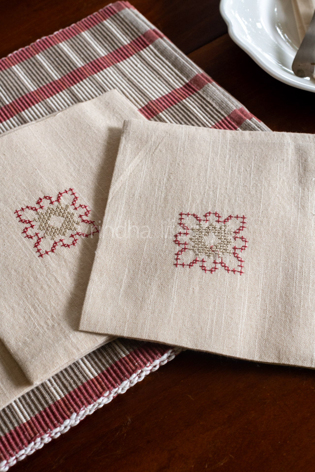 PLACEMATS AND NAPKINS-Set of 6 placemats and 6 embroidered napkins