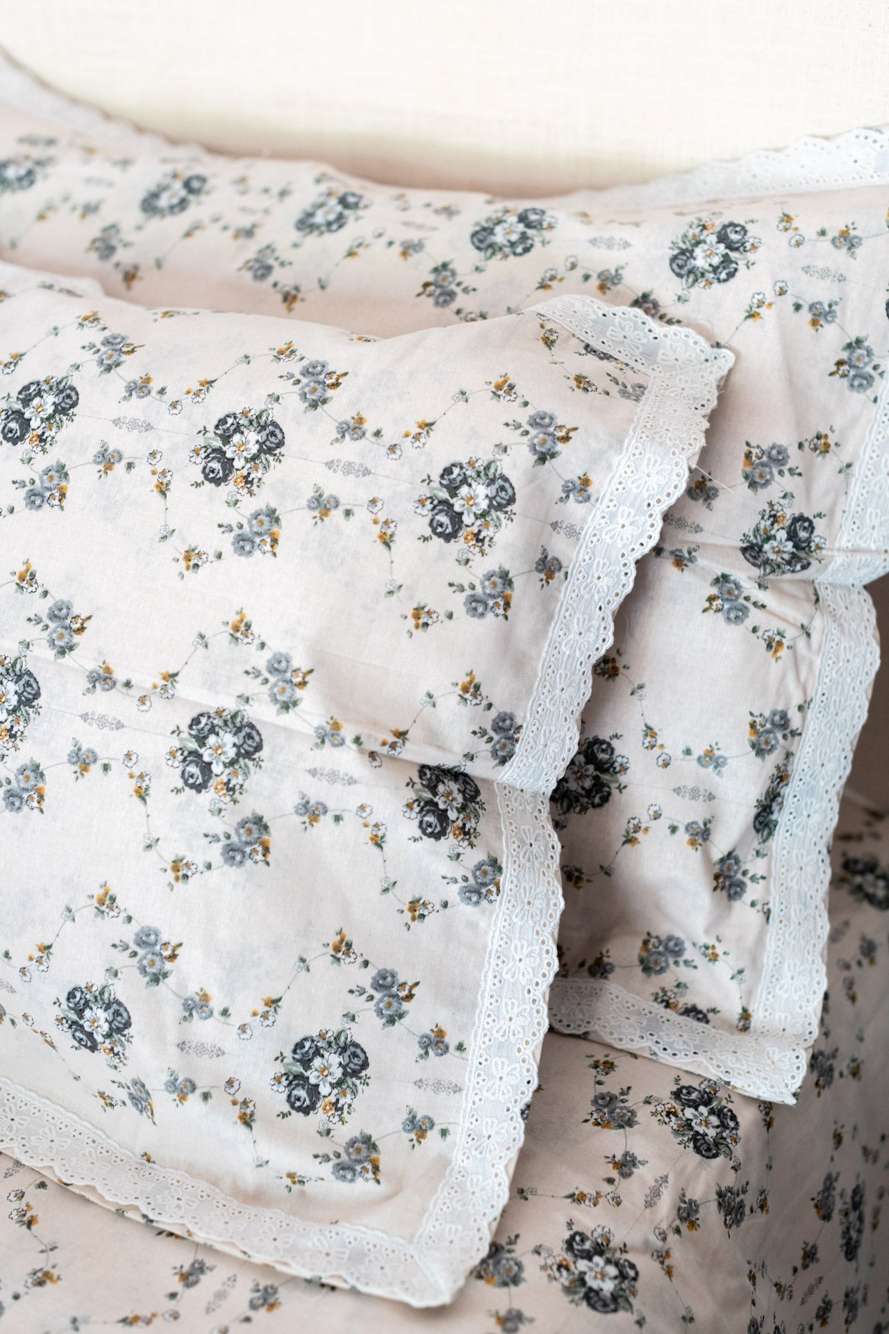 Printed cotton bedsheet and pillow covers with lace detailing -king size