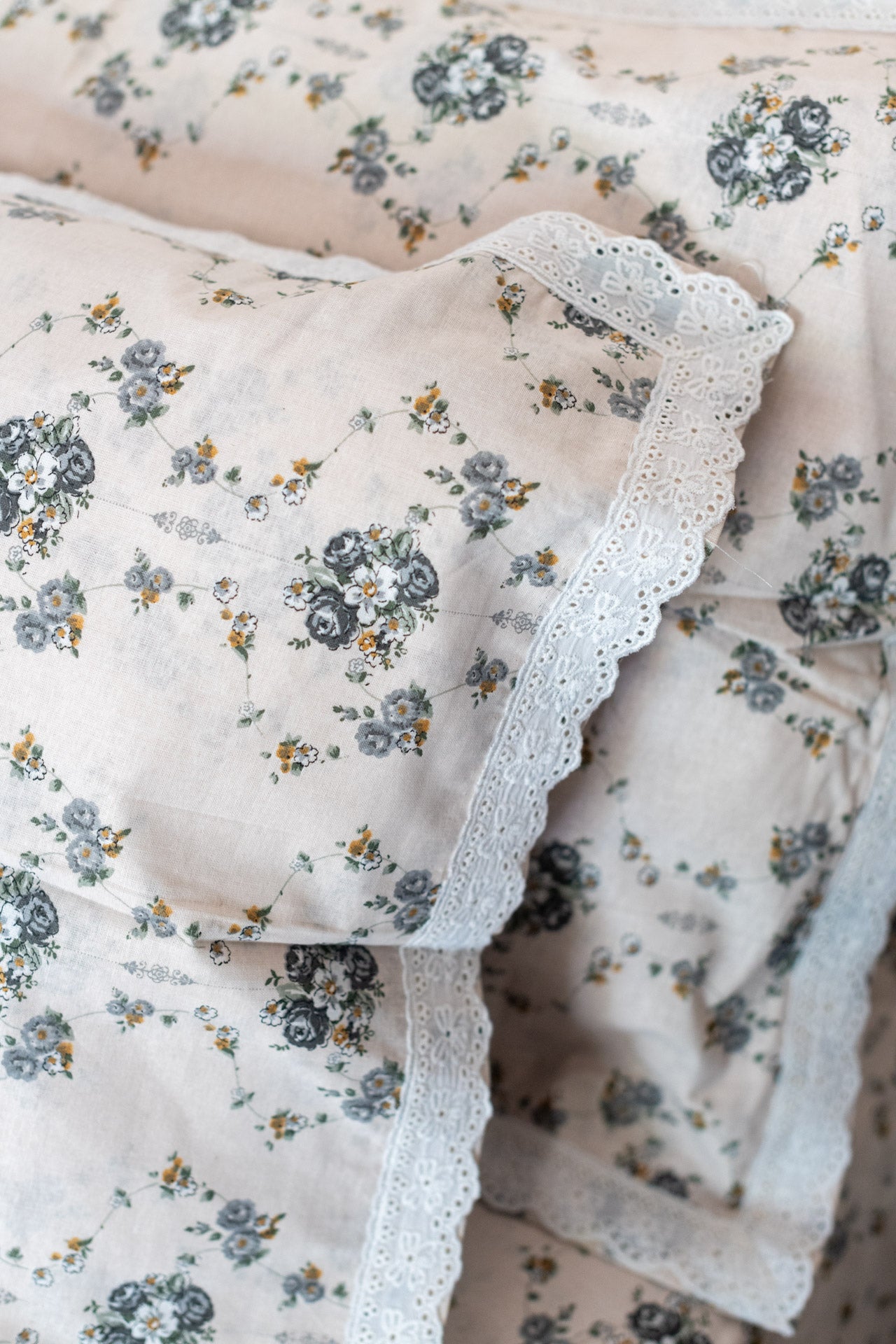 Printed cotton bedsheet and pillow covers with lace detailing -king size