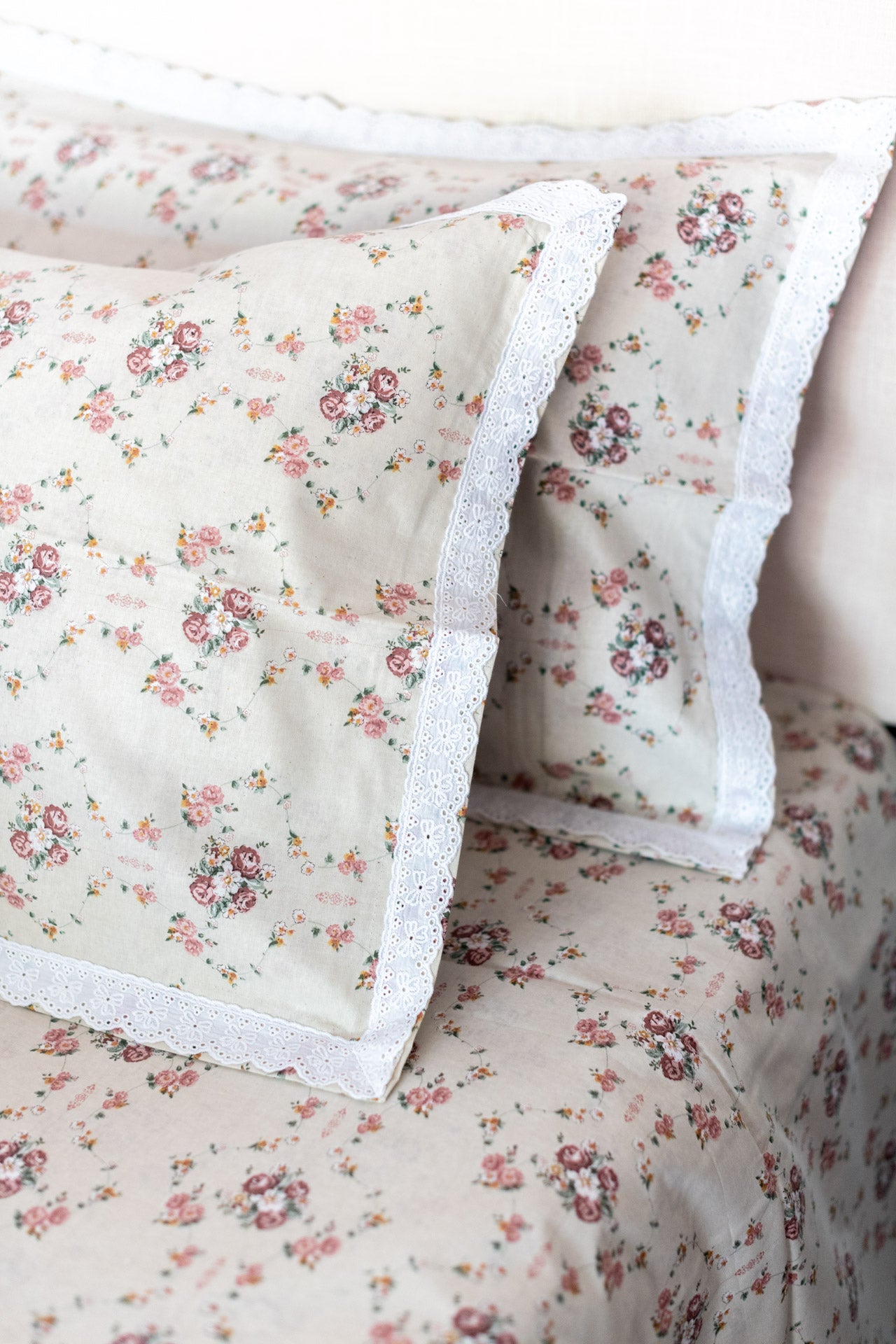 Printed cotton bedsheet and pillow covers with lace detailing -king size