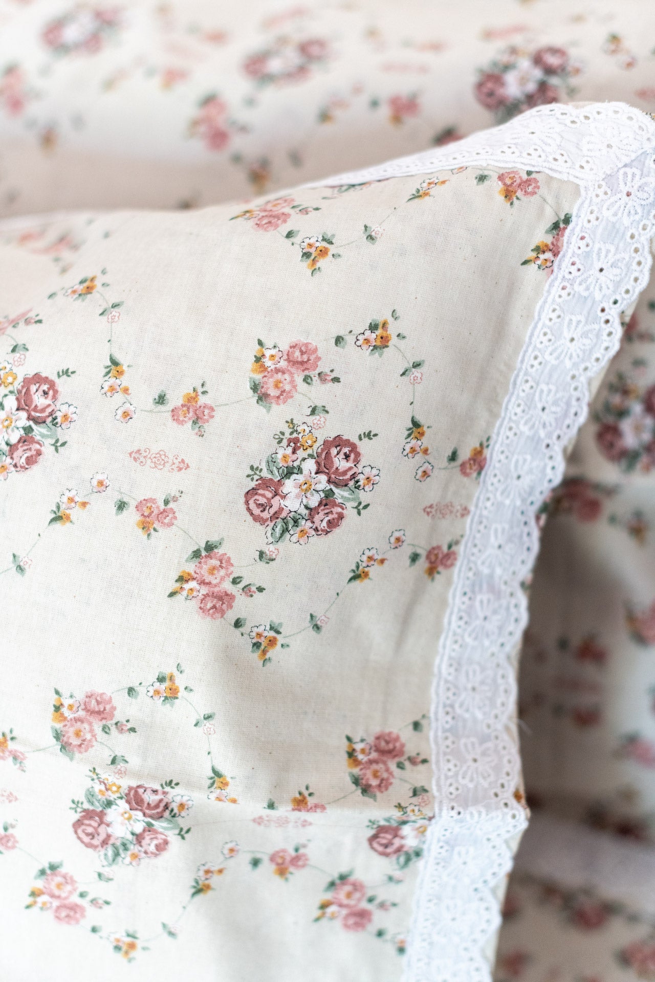 Printed cotton bedsheet and pillow covers with lace detailing -king size