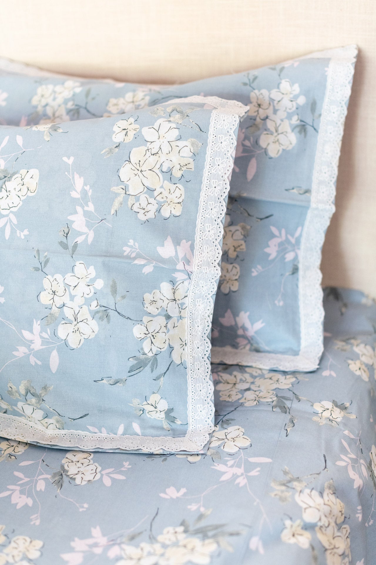 Printed cotton bedsheet and pillow covers with lace detailing -king size