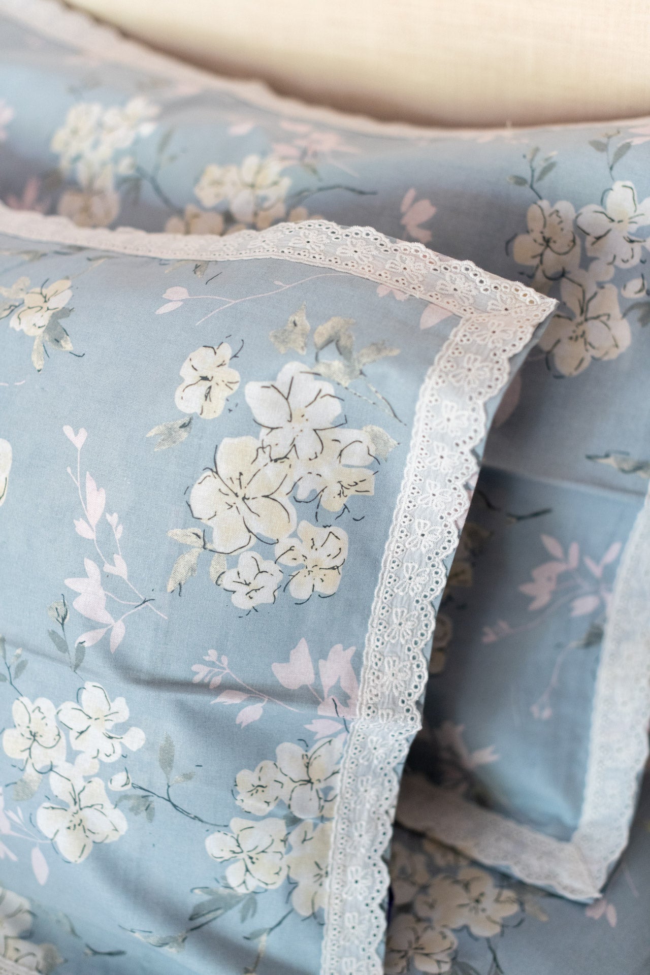 Printed cotton bedsheet and pillow covers with lace detailing -king size