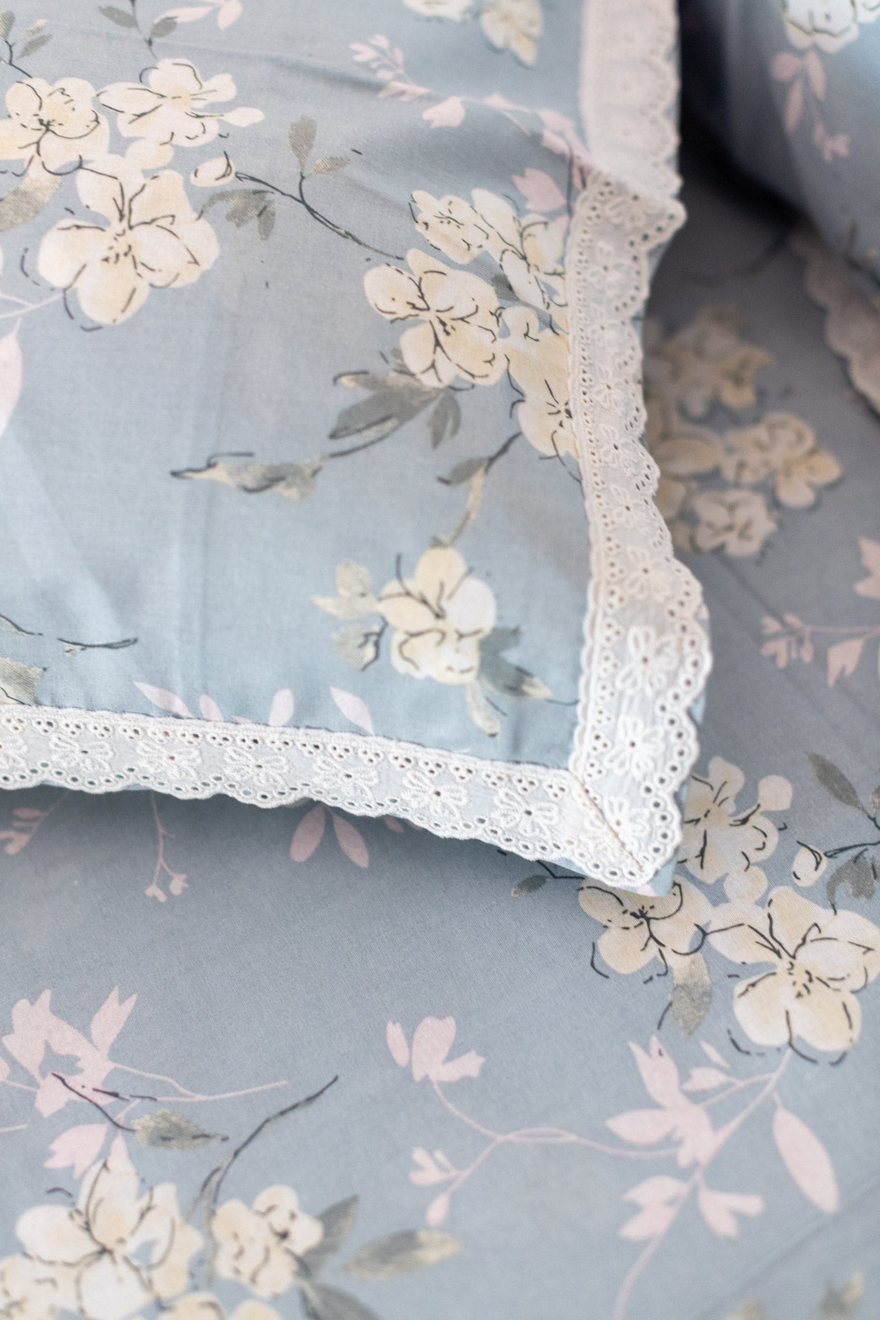 Printed cotton bedsheet and pillow covers with lace detailing -king size