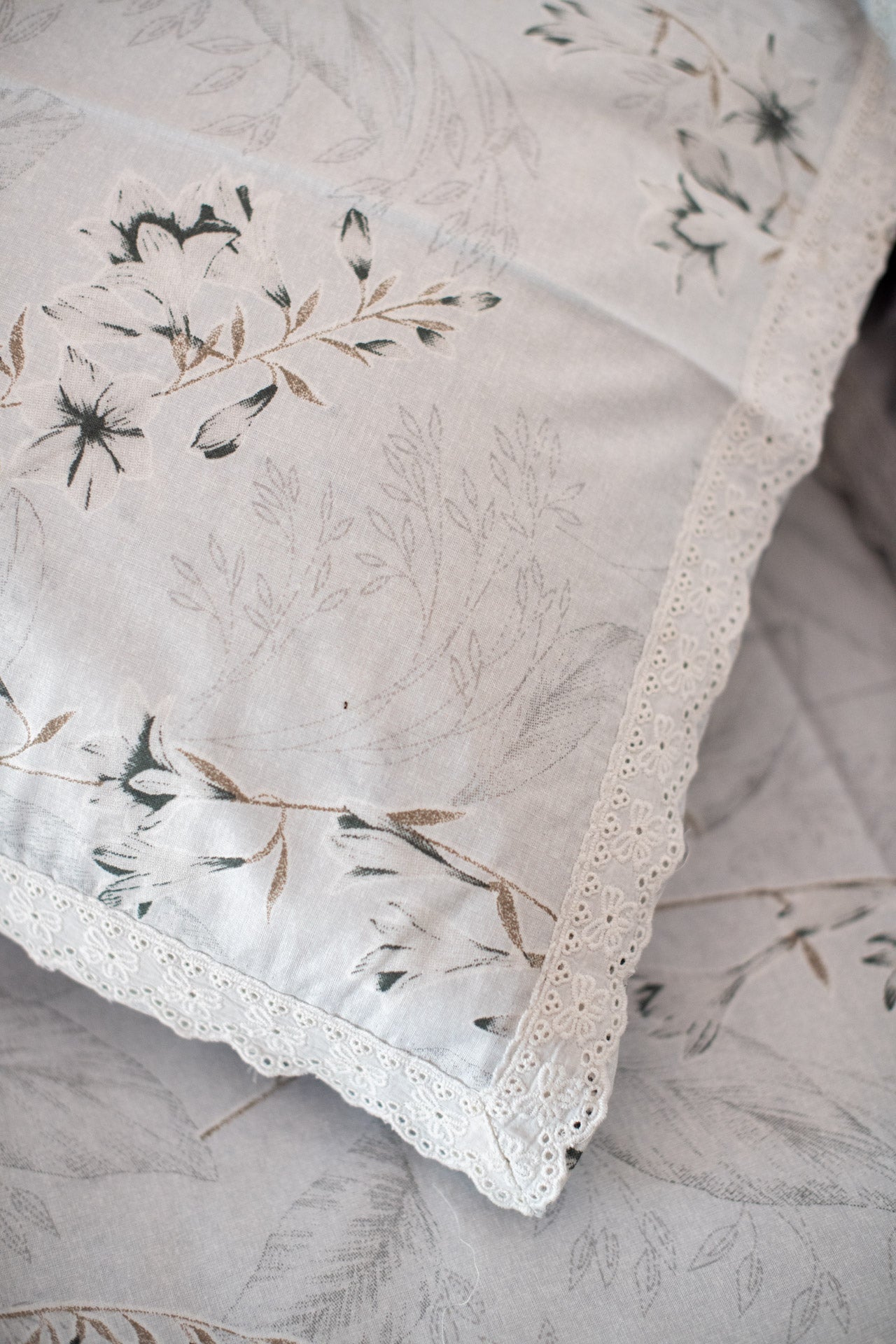 Printed cotton bedsheet and pillow covers with lace detailing -king size