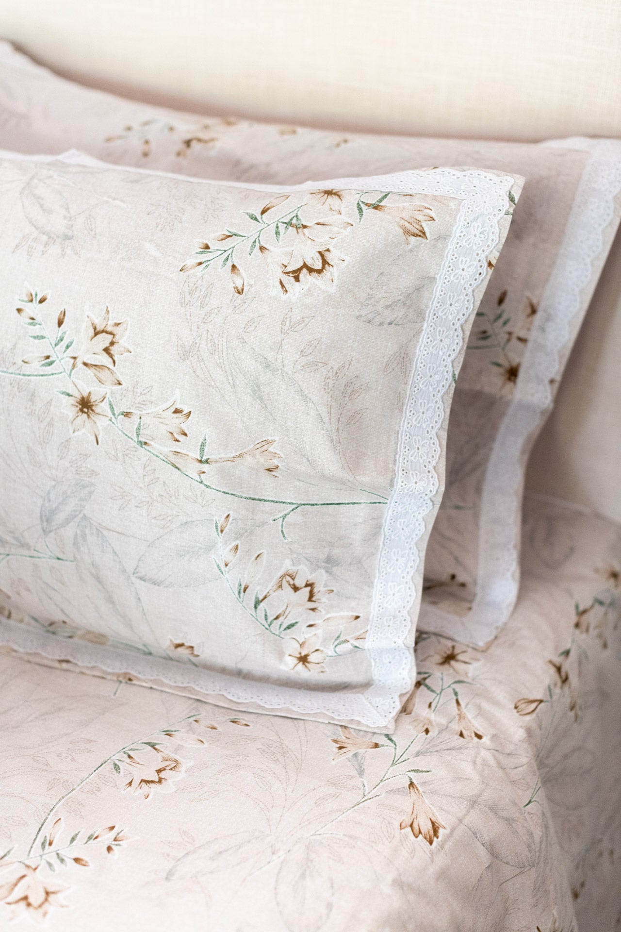 Printed cotton bedsheet and pillow covers with lace detailing -king size