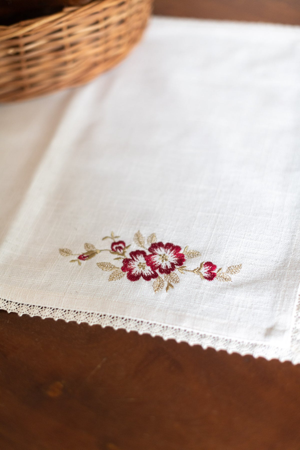 Cotton tray mat with embroidery and lace detailing