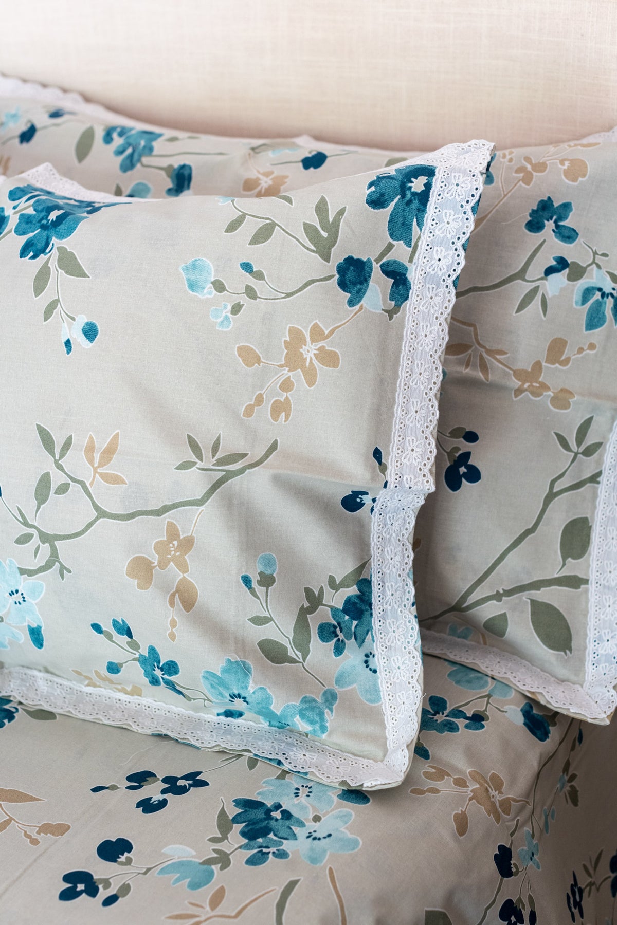 Printed cotton bedsheet and pillow covers with lace detailing -king size
