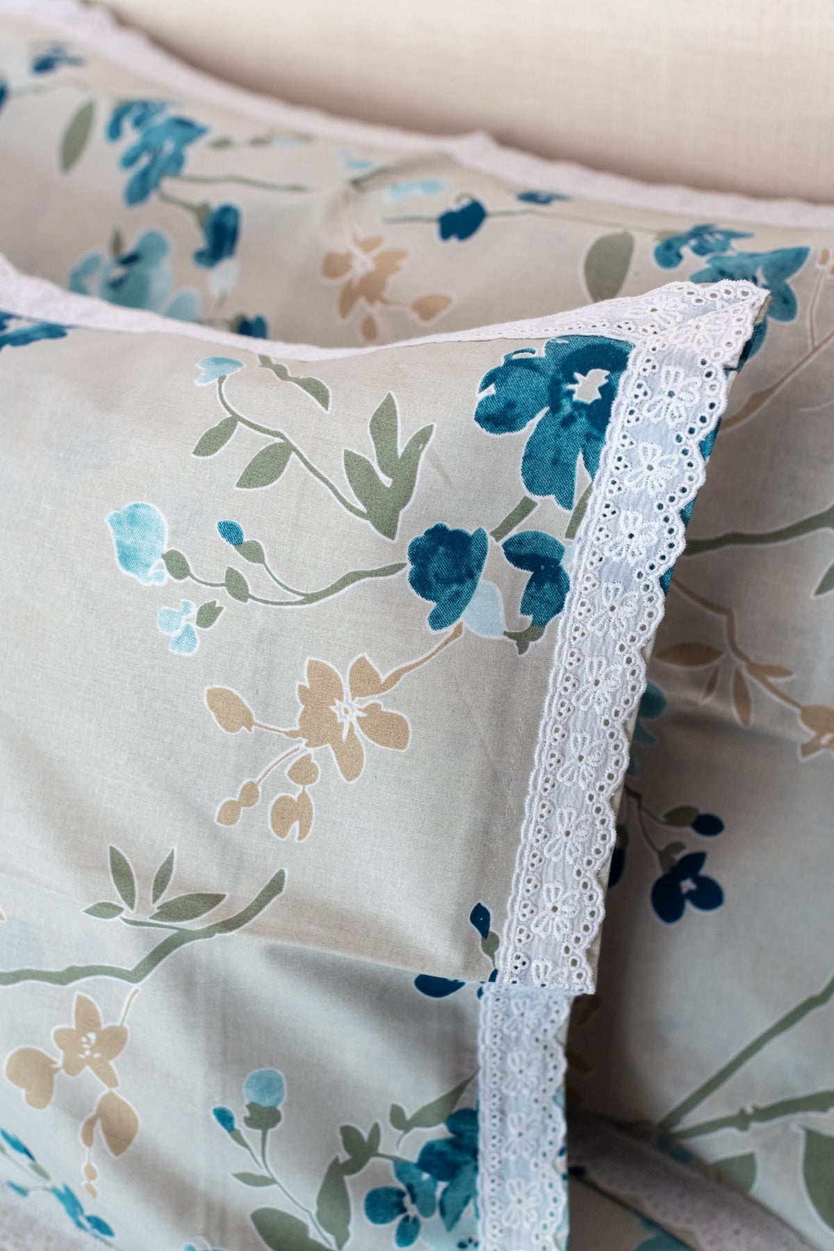 Printed cotton bedsheet and pillow covers with lace detailing -king size