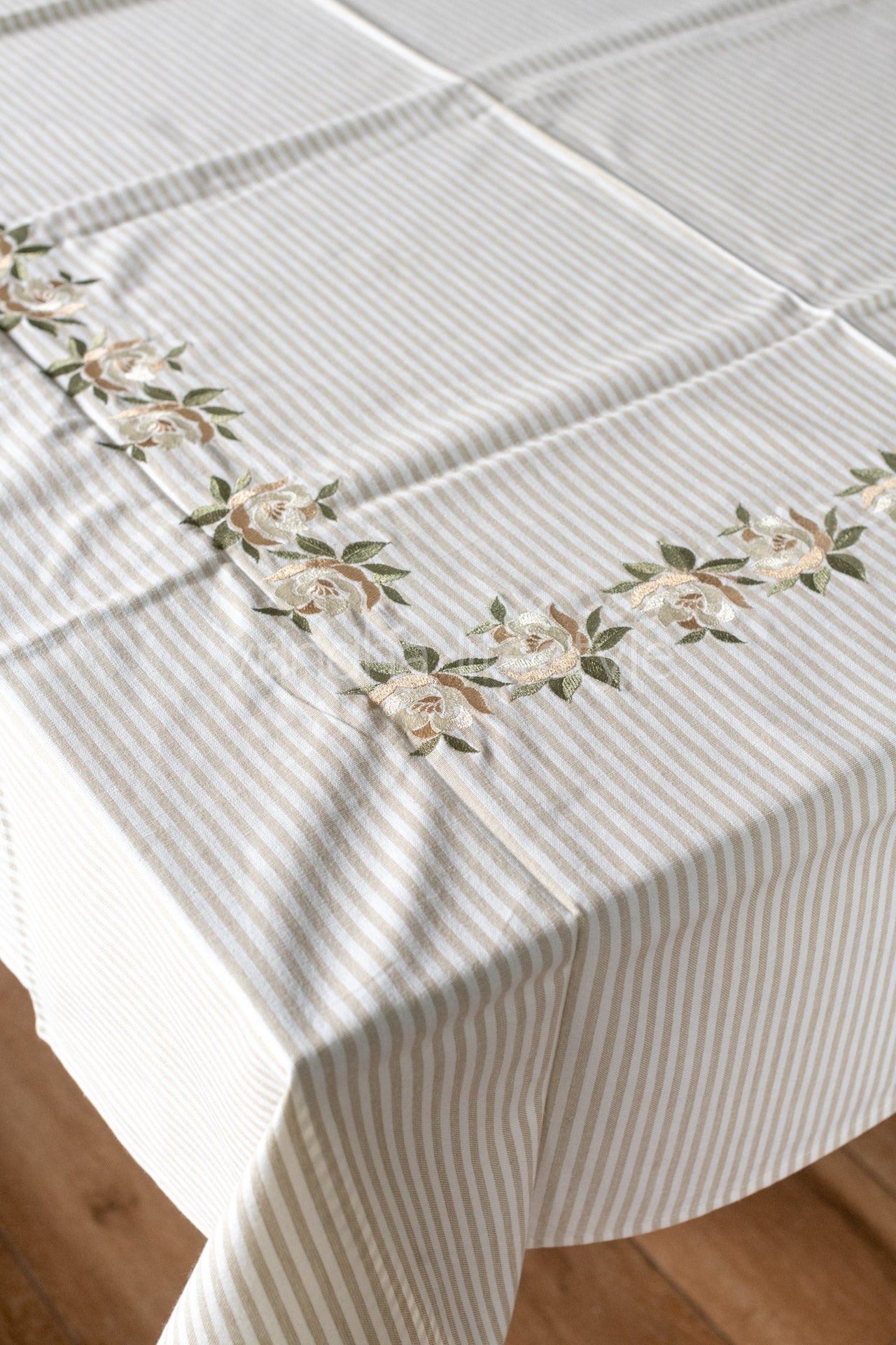 COTTON TABLE CLOTH with  embroidery  -6 seater