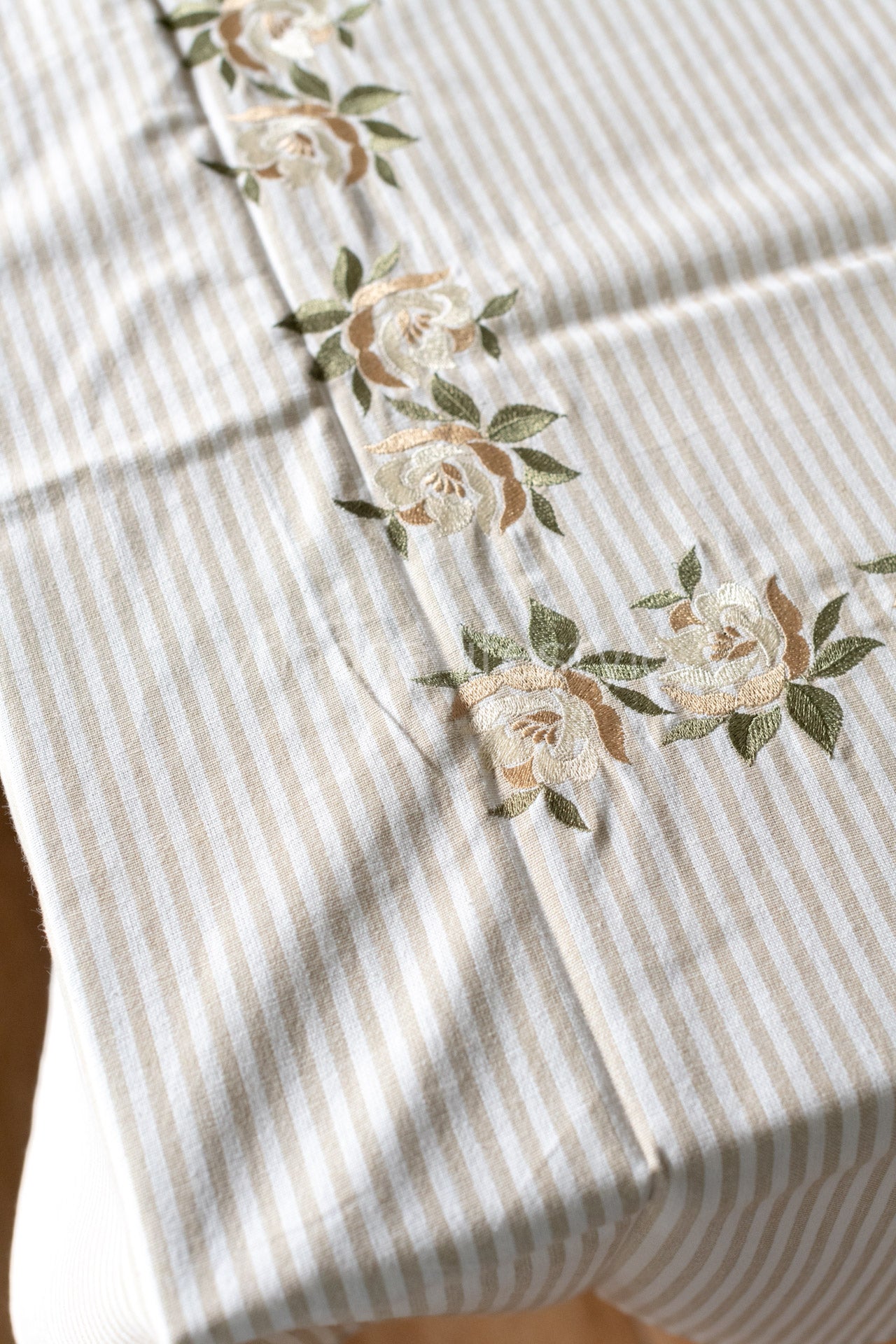 COTTON TABLE CLOTH with  embroidery  -6 seater