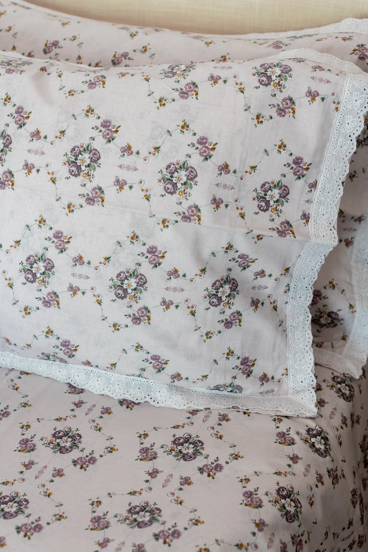 Printed cotton bedsheet and pillow covers with lace detailing -king size
