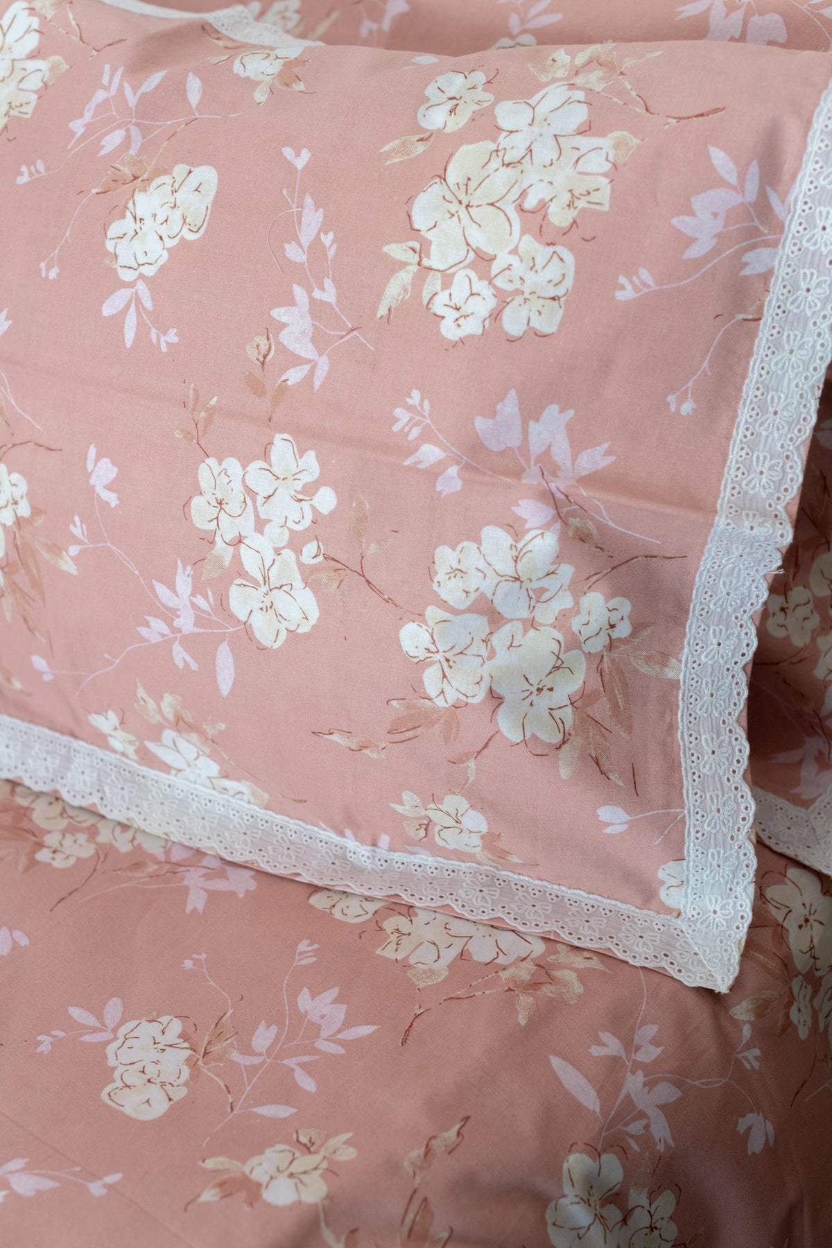 Printed cotton bedsheet and pillow covers with lace detailing -king size