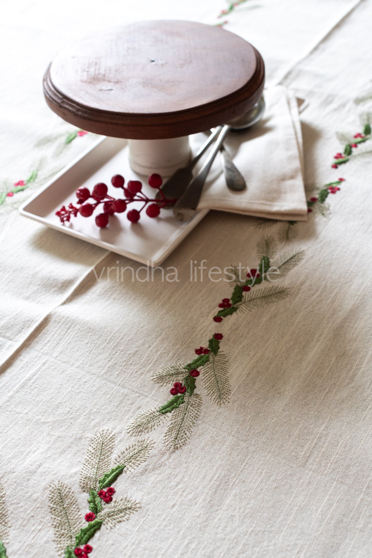 Cotton table cloth with embroidery and lace detailing -6 seater