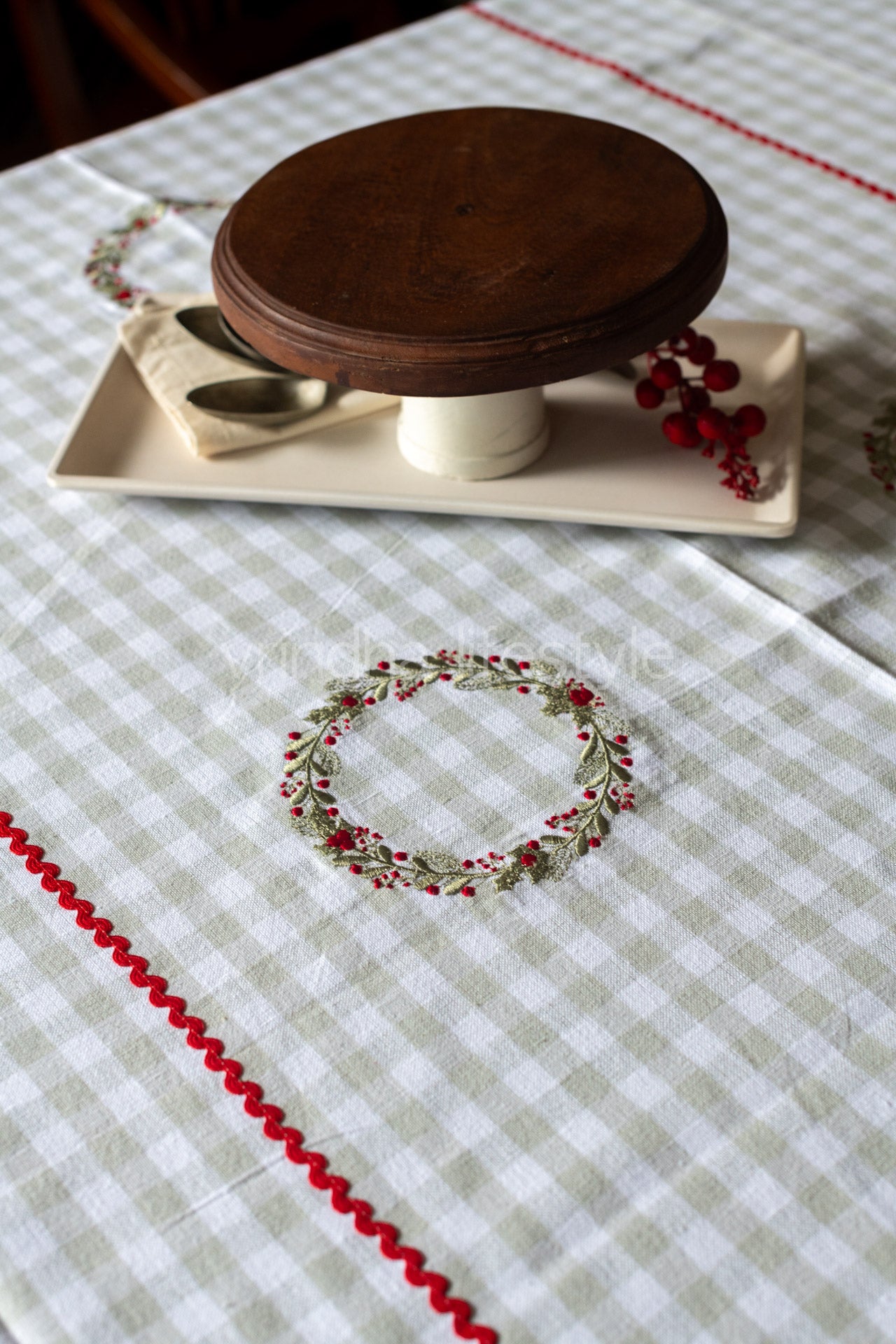 Cotton table cloth with embroidery and lace detailing -4/6 seater