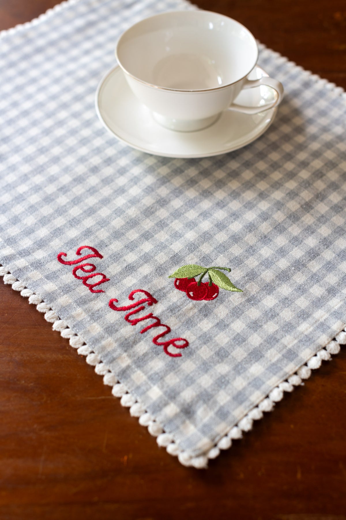 Cotton tray mat with embroidery