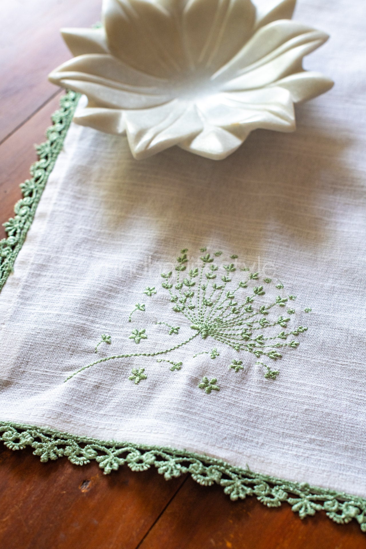Cotton slub tray mat with floral embroidery and lace detailing