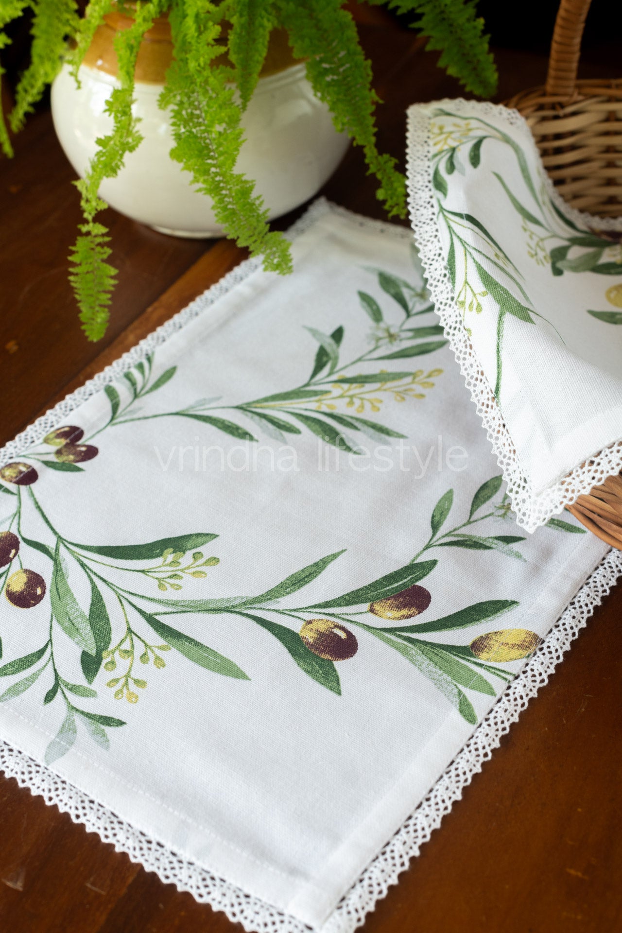 Printed cotton tray mat with two plain cocktail napkins
