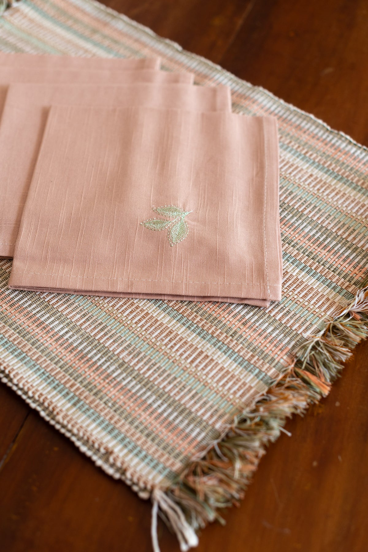 PLACEMATS AND NAPKINS-Set of 4 placemats and 4 embroidered napkins