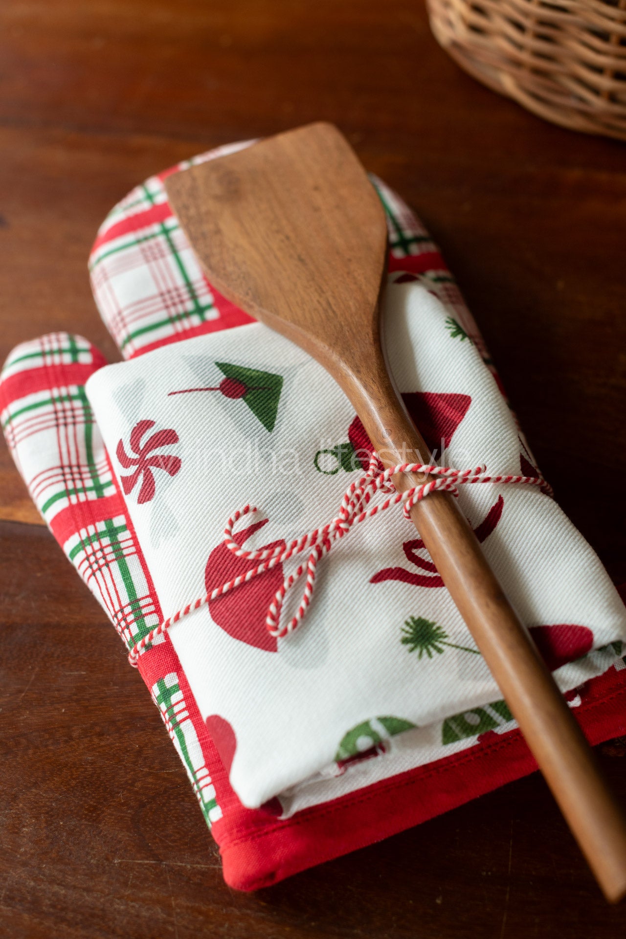 Oven gloves with kitchen towel-3- piece gift set